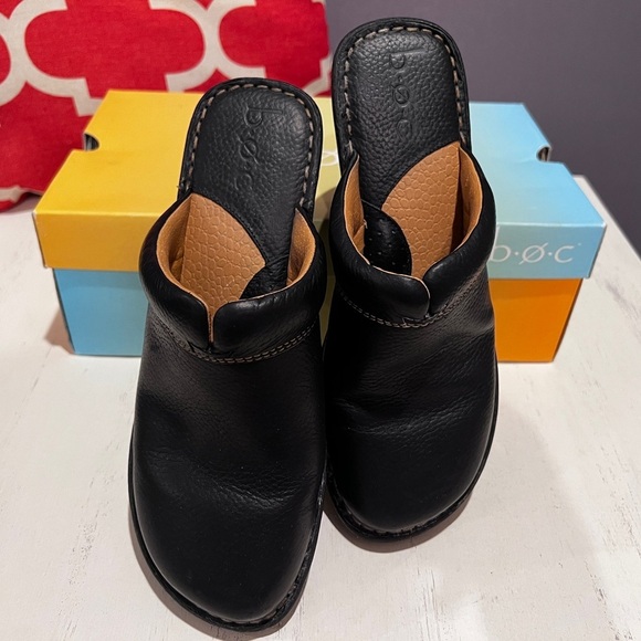 b.o.c. Women's Black Slip-On Clogs - Picture 3 of 8